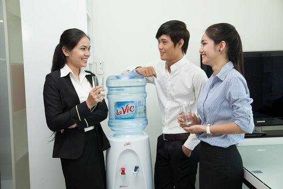 Nước bình 19L cho doanh nghiệp – cách tính số lượng theo quy mô nhân sự