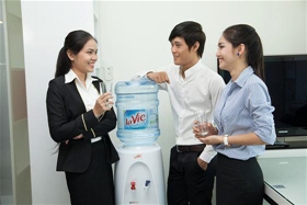 Nước bình 19L cho doanh nghiệp – cách tính số lượng theo quy mô nhân sự