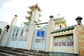 Nhà thờ giáo xứ Phú Xuân, Giáo hạt xóm Chiếu: 2093 Huỳnh Tấn Phát, Xã Phú Xuân, Huyện Nhà Bè