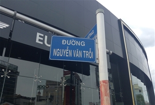 Giao nước khoáng Vĩnh Hảo tận nhà khách hàng trên đường Nguyễn Văn Trỗi Quận Phú Nhuận