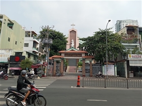 Nhà thờ Giáo xứ Hàng Xanh, Giáo Hạt Gia Định: 76 Bạch Đằng, Phường 24, Quận Bình Thạnh