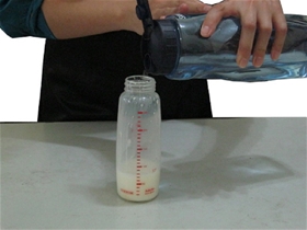 Bố mẹ nên pha sữa cho con bằng nước gì?